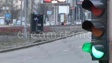 关闭城市红绿灯，从红色信号车转向绿色，穿过十字路口。