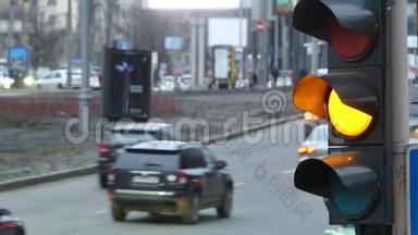 关闭城市红绿灯，从红色信号车转向绿色，穿过十字路口。