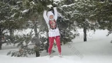 迷人的年轻女子在<strong>雪地</strong>里奔跑，在<strong>雪地</strong>里摇动着雪枝，在<strong>雪地</strong>里缓慢的运动中享受冬天