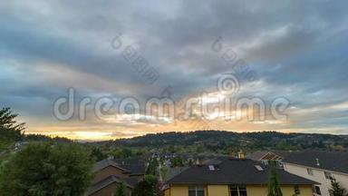 俄勒冈州欢乐谷郊区住宅的夕阳西下时光