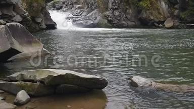 美丽的山河里的水绕着一块大石头流过