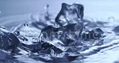 冰块掉进水里。 泼水。 慢动作2k视频推240fps