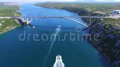 克罗地亚达尔马提<strong>亚运</strong>河上快艇驶近大桥的鸟瞰图