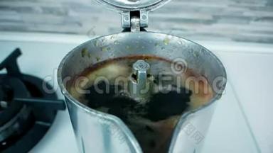 古老的复古咖啡莫卡与热意大利咖啡阿拉伯开始与泡沫缓慢运动，使用咖啡摩卡咖啡机
