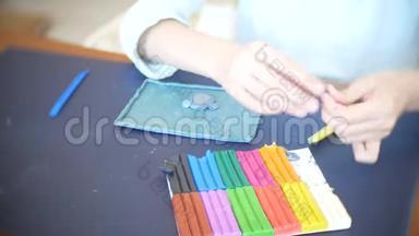 坐在桌子旁的女孩，从彩色模型塑料中<strong>画出</strong>不同的<strong>图</strong>形。 艺术造型的发展