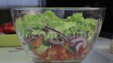 女人做素食低<strong>热量</strong>希腊沙拉，把蔬菜放在碗里