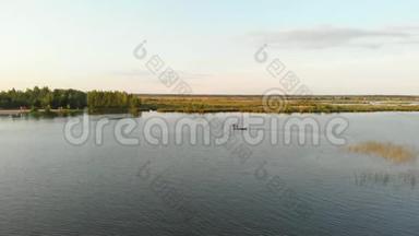 列宁格勒地区4K湖岛上空的空中录像