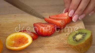 这位年轻女子早餐切水果。 一张照片上鲜艳的颜色。 切水果的美丽画面.. 年轻母亲
