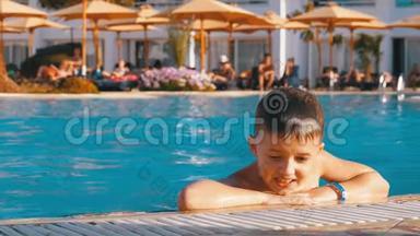 快乐<strong>儿童游泳</strong>池蓝水在酒店。 慢动作
