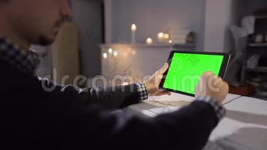 在咖啡店用平板的人。 带有绿色屏幕的平板电脑。 <strong>所以</strong>你可以很容易地裁剪和缩放，非常适合演示和