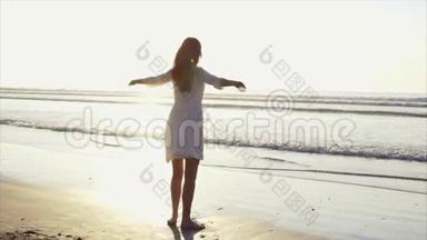 无忧无虑的女人在海滩上转圈转圈