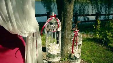美丽的装饰着浅白色的雪纺吊灯和玫瑰花束，柔和的色彩，<strong>婚礼展</strong>馆的椅子和