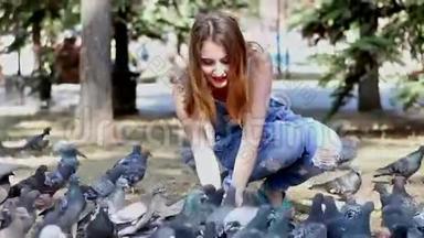 坐着的女人喂鸽子种子