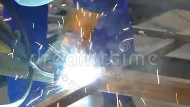 一个人在焊接机器上工作。 厂内焊接钢结构.. 美丽的火花飞出