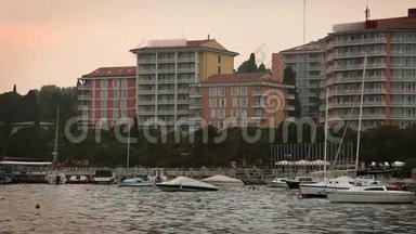 波托罗斯港，有一些酒店和里维埃拉在酒店前面。