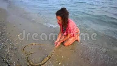 海滩上的女孩画着一颗被大海抹去的心
