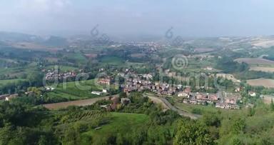 青山之间山谷中的一个小镇，从上面俯瞰，从空中俯瞰，全景，欧洲
