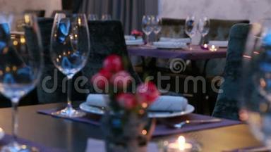 豪华餐厅餐桌布置图，晚餐提供红玫瑰