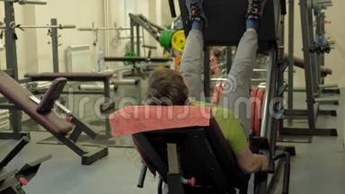 一个超重的男人在健身房里用模拟机做腿部<strong>按压</strong>。健身训练。健康生活方<strong>式</strong>理念