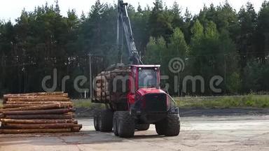 运送原木、带原木的卡车、在锯木厂运送原木的红色卡车