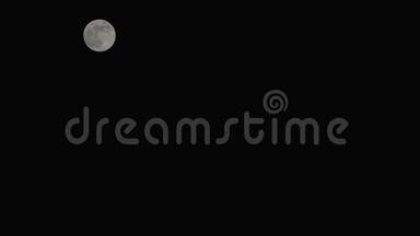 明月满月，背景为纯黑色