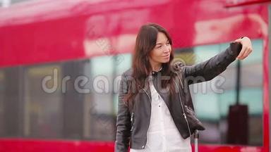 带行李的年轻女子在火车站自拍。 白种人游客在她的快车上等着她