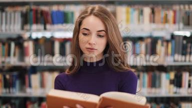 体贴的年轻女学生在图书馆看书