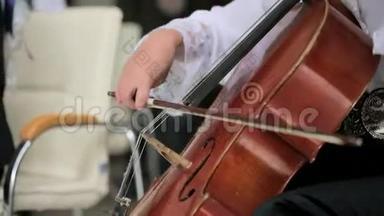 大提琴演奏古典音乐的写照