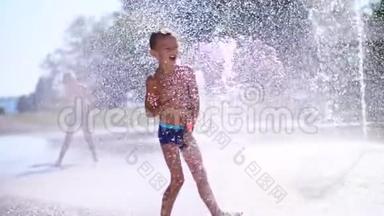 七岁的兴奋男孩在喷水池、喷泉、到处跑、撒、玩、玩、玩