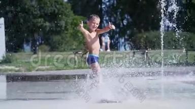 七岁的兴奋男孩在喷<strong>水池</strong>、<strong>喷泉</strong>、到处跑、撒、玩、玩、玩