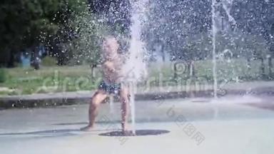 七岁的兴奋男孩在喷<strong>水池</strong>、<strong>喷泉</strong>、到处跑、撒、玩、玩、玩