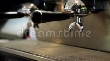女服务员在咖啡机的帮助下仍在准备一杯咖啡