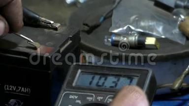 电压表测量电池的电压。