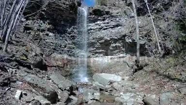 小溪上的瀑布。 水滴瀑布。