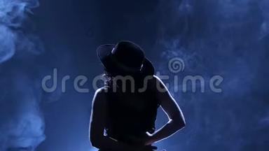 女孩变成阿根廷弗拉门戈的燃烧<strong>舞蹈</strong>。 从后面发光。 烟雾<strong>背景</strong>。 剪影