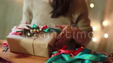 妇女手在家中包装圣诞礼物