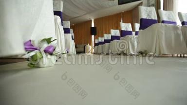 婚礼大厅装饰鲜花和椅子
