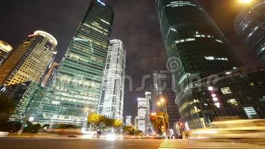 时光流逝城市交通经过摩天大楼，夜晚照亮城市景观，上海。