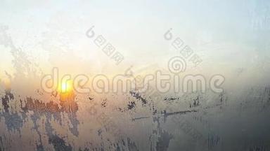 日落时分，车窗玻璃上闪烁着水晶霜图案的冬季纹理在夕阳下缓慢运动