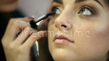 一个漂亮的女人正在化妆