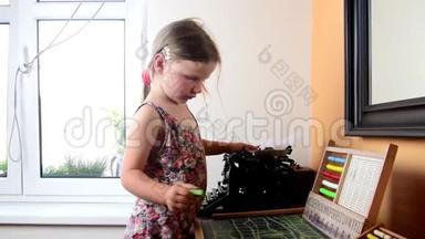可爱的小女孩玩算盘，用粉笔在黑板上写字.. 学前<strong>观念</strong>，童年<strong>观念</strong>.. 玩具