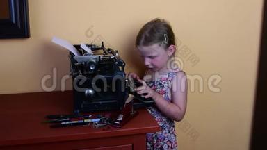 可爱的小<strong>女孩</strong>在老式打字机上<strong>写字</strong>。 学前观念，童年观念.. 像学龄前儿童这样可爱的<strong>女孩</strong>