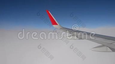 从<strong>飞机</strong>窗口看到云层上方的<strong>飞机机翼</strong>