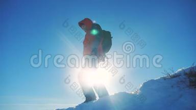 男子旅行者在冬季<strong>登山</strong>剪影阳光慢动作<strong>视频</strong>。 旅行冒险生活方式冬天