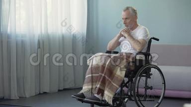 残疾人坐在轮椅上思考生活，悲伤