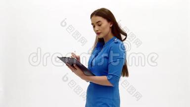 带平板电脑的蓝色礼服空中小姐