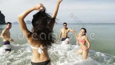 有朋友在水中嬉戏的女孩，人们在沙滩上欢送男女青年