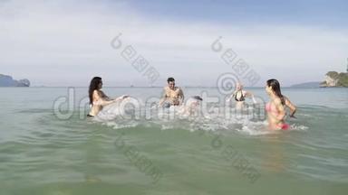 人人泼水，欢乐的青年朋友团体在沙滩上尽情欢乐