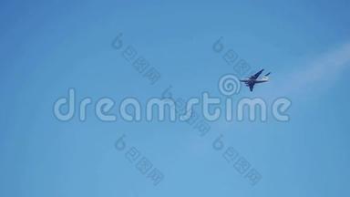 飞机在蓝天上缓慢地飞行. 1920x1080