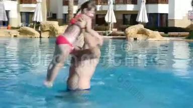 爸爸和女儿在游泳池里玩耍